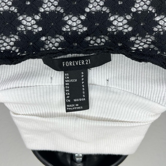 Forever 21 | Black Floral Lace Crop Top with a Scalloped Hem | Small - Picture 5 of 6